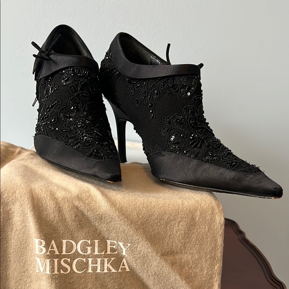 Badgley Mischka Black Heels w/Crystal Embellishments. Size 38